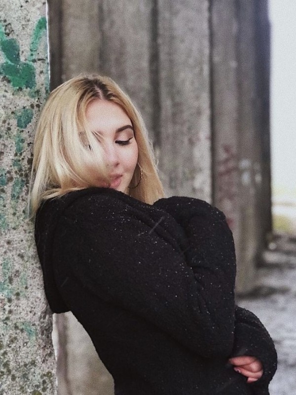 Арина привлекательная девушка из Красноярска цена от 9000 руб